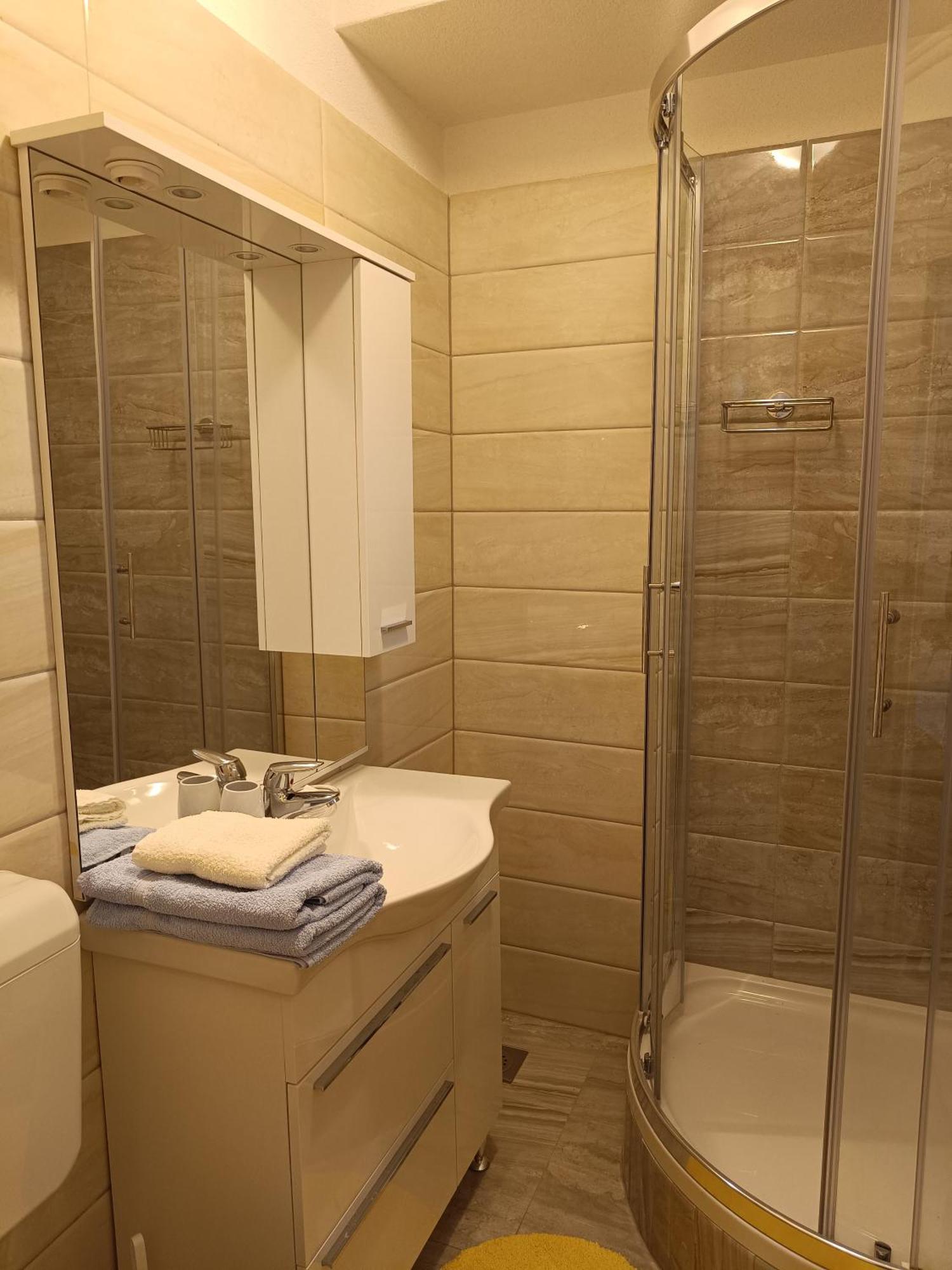Apartments Fani Kanun Бол Екстериор снимка